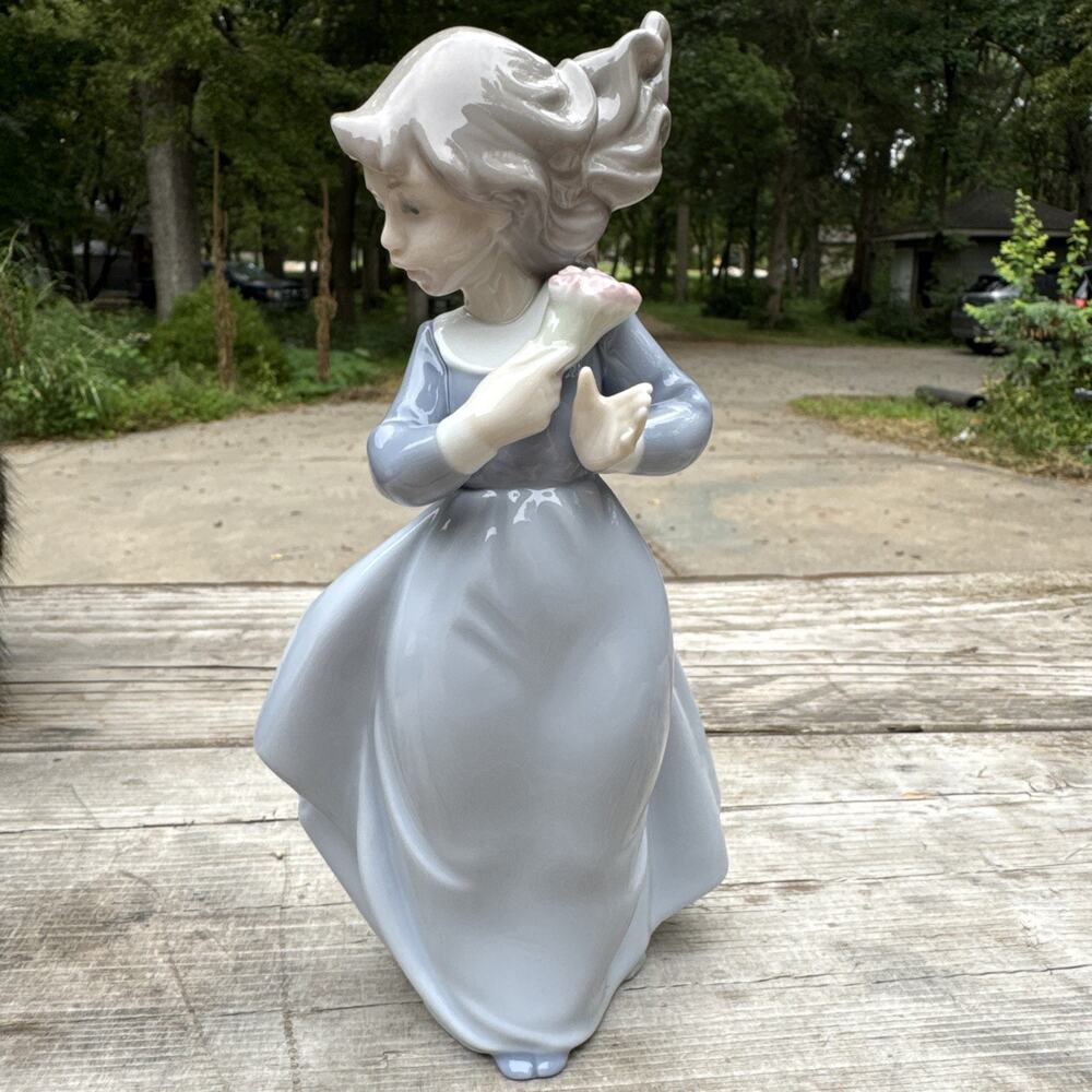 Vtg Lladro Nao Girl On A Windy Day With Bouquet Blue Gown 1988